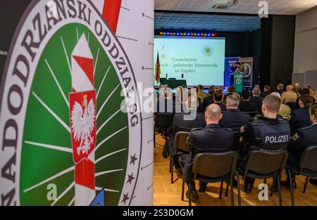 Tuplice, Polonia. 9 gennaio 2025. Gli ospiti prendono parte all'evento di apertura della nuova stazione di polizia tedesca-polacca. La polizia federale intende migliorare la prevenzione transfrontaliera della criminalità nella regione di confine con la Polonia del Brandeburgo. La quarta stazione di polizia tedesco-polacca ha iniziato a lavorare a Tuplice. Agenti della polizia federale e della polizia di frontiera polacca pattugliano l'area insieme, ma vengono anche impiegati nei servizi ferroviari transfrontalieri. Crediti: Patrick Pleul/dpa/Alamy Live News Foto Stock