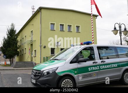 Tuplice, Polonia. 9 gennaio 2025. La costruzione della nuova stazione di polizia tedesca-polacca. La polizia federale vuole migliorare la prevenzione transfrontaliera della criminalità nella regione di frontiera del Brandeburgo con la Polonia. La quarta stazione di polizia tedesco-polacca ha iniziato a lavorare a Tuplice. Agenti della polizia federale e della polizia di frontiera polacca pattugliano l'area insieme, ma vengono anche impiegati nei servizi ferroviari transfrontalieri. Crediti: Patrick Pleul/dpa/Alamy Live News Foto Stock