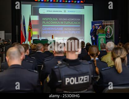 Tuplice, Polonia. 9 gennaio 2025. Gli ospiti prendono parte all'evento di apertura della nuova stazione di polizia tedesca-polacca. La polizia federale intende migliorare la prevenzione transfrontaliera della criminalità nella regione di confine con la Polonia del Brandeburgo. La quarta stazione di polizia tedesco-polacca ha iniziato a lavorare a Tuplice. Agenti della polizia federale e della polizia di frontiera polacca pattugliano l'area insieme, ma vengono anche impiegati nei servizi ferroviari transfrontalieri. Crediti: Patrick Pleul/dpa/Alamy Live News Foto Stock