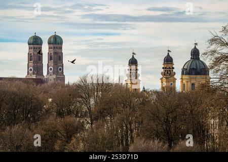 Frauenkirche und Theatinerkirche mit Winterhimmel, München, Januar 2025 Deutschland, München, Januar 2025, Blick vom monopteros auf die Münchner Stadt-silhouette mit Frauenkirche und Theatinerkirche, Temperaturen bei 8 Grad und leichtem Sonnenschein, Winterhimmel, Wintertag, Bayern, *** Frauenkirche and Theatinerkirche with Winter Sky, Monaco di Baviera, gennaio 2025 Germania, Monaco di Baviera, gennaio 2025, vista dai monopteri della città di Monaco con Frauenkirche e Theatinerkirche, temperature a 8 gradi e luce solare, cielo invernale, giorno d'inverno, Baviera, Foto Stock