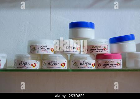 Marrakech, Marocco - 31 dicembre 2024 - Una cooperativa manifatturiera femminile a Tahnaout in Marocco, dove le donne producono prodotti dall'olio di Argan da vendere. Foto Stock