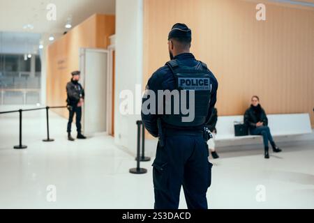 Parigi, Francia. 9 gennaio 2025. Illustrazione di un agente di polizia della polizia nazionale francese durante il processo di Stephane Plaza al Tribunale penale di Parigi, il 9 gennaio 2025. L'agente immobiliare di 54 anni è sotto processo per "violenza fisica e/o psicologica abituale da parte di conviventi" tra il 2018 e il 2022 su un ex compagno, Amandine, nonché per "violenza psicologica abituale da parte di conviventi" su un altro, Paola, tra il 2021 e il 2022. Foto di Alexis Jumeau/ABACAPRESS. COM credito: Abaca Press/Alamy Live News Foto Stock