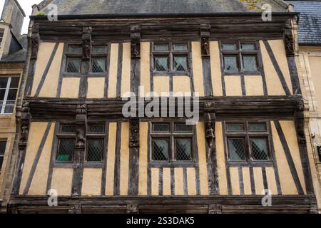 Dettaglio storico della facciata in legno a graticcio della prima metà del XV secolo del Maison Adam et Ève a Bayeux nel dipartimento del Calvados in Normandia, Francia Foto Stock