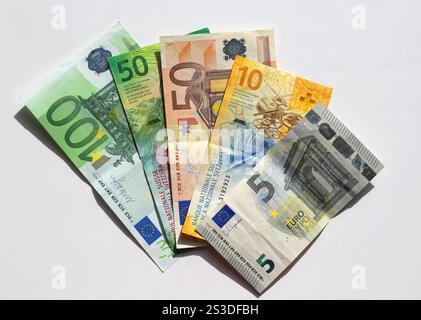 Banconote colorate in euro e franchi svizzeri isolate su bianco Foto Stock