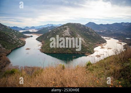Canyon del fiume Crnojevica vicino alla costa del lago Skadar in Montenegro in inverno Foto Stock