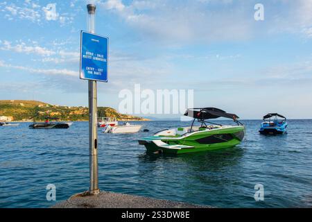 Barche a Spile Beach nella baia di Himare sulla costa dell'Albania meridionale, parte della riviera albanese. Situato nella contea di Vlore, si trova tra il Ceraun Foto Stock