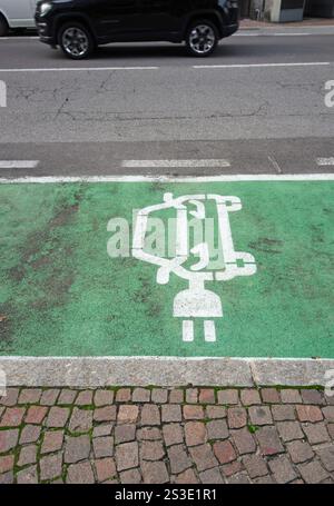 Parcheggio per auto elettriche e stazione di ricarica su asfalto, Italia Foto Stock