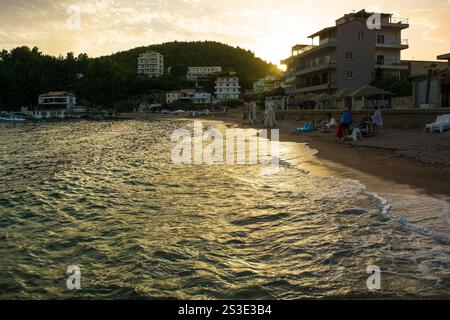 Il sole tramonta su Spile Beach a Himare, sulla costa dell'Albania meridionale, parte della riviera albanese. Situato nella contea di Vlore Foto Stock