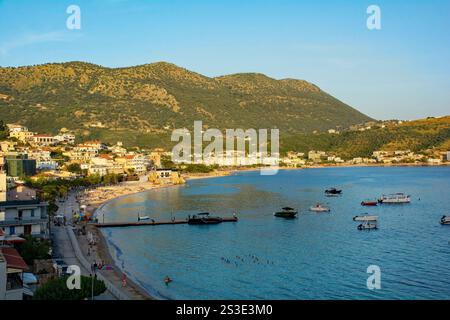 La fine della giornata a Himare, sulla costa dell'Albania meridionale, parte della riviera albanese. Spile Beach sulla sinistra. Situato nella contea di Vlore Foto Stock