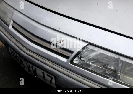 Primi piani di una vecchia Citroen XM francese in Francia, Europa. Foto Stock