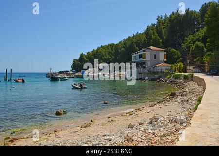 Inizio estate a Spile Beach, all'estremità settentrionale della baia di Himare, sulla costa dell'Albania meridionale, parte della riviera albanese. Inizio giugno. Situato a Vlor Foto Stock