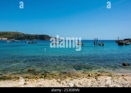 Inizio estate a Spile Beach, all'estremità settentrionale della baia di Himare, sulla costa dell'Albania meridionale, parte della riviera albanese. Inizio giugno. Situato a Vlor Foto Stock