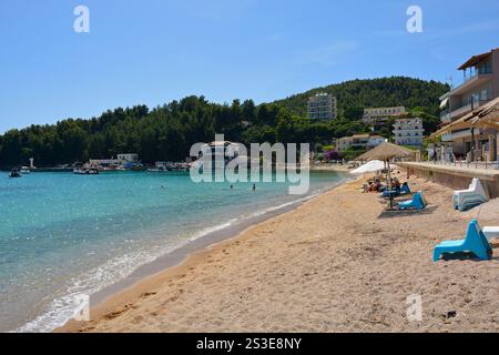 Inizio estate a Spile Beach, all'estremità settentrionale della baia di Himare, sulla costa dell'Albania meridionale, parte della riviera albanese. Inizio giugno. Situato a Vlor Foto Stock