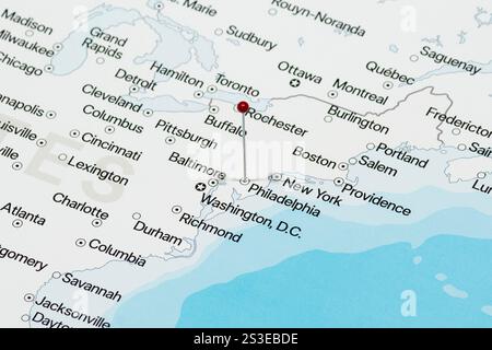 Foto macro dell'ago rosso del perno nella mappa politica della città di Filadelfia degli Stati Uniti d'America Foto Stock