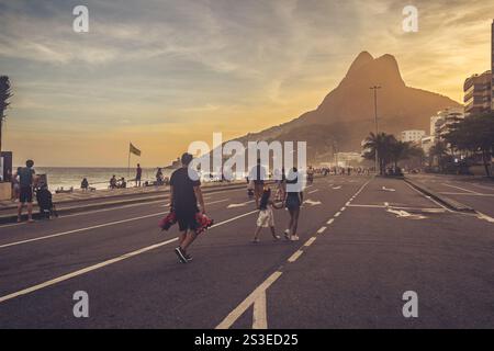 Tramonto dorato a Vieira Souto Ave., Ipanema - Rio de Janeiro, Brasile Foto Stock