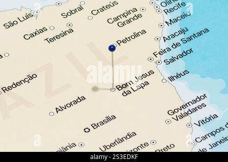 Foto macro di un ago blu nella mappa politica della città del Brasile di Bom Jesus da Lapa Foto Stock