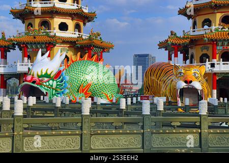 Il Tempio di Dragon e Tiger Pagodas al Lotus Pond a Kaohsiung, Taiwan, dopo essere stato recentemente rinnovato e riparato. Entrando nel tempio attraverso il Drago Foto Stock