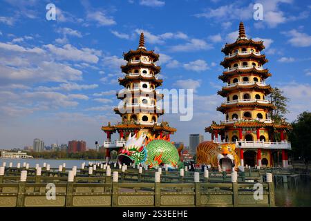 Il Tempio di Dragon e Tiger Pagodas al Lotus Pond a Kaohsiung, Taiwan, dopo essere stato recentemente rinnovato e riparato. Entrando nel tempio attraverso il Drago Foto Stock