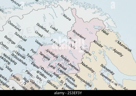 Primo piano su una mappa politica della Finlandia con le principali città e frontiere nazionali Foto Stock