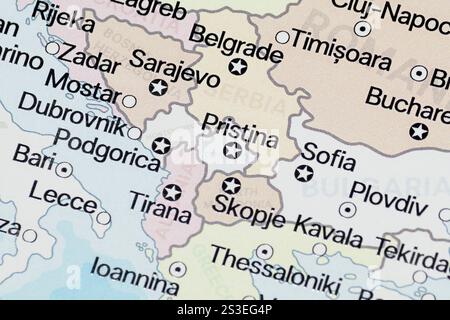 Primo piano su una mappa politica del Kosovo con le città e le frontiere dei paesi più importanti Foto Stock