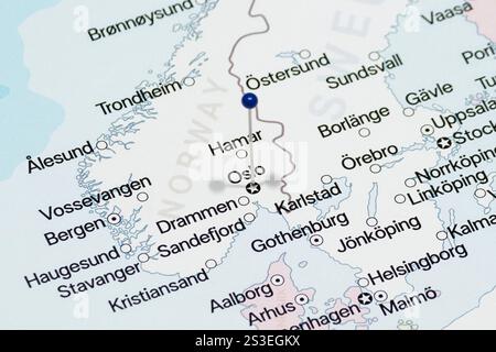 Avvicinati a un ago blu nella mappa politica della città di Oslo in Norvegia Foto Stock