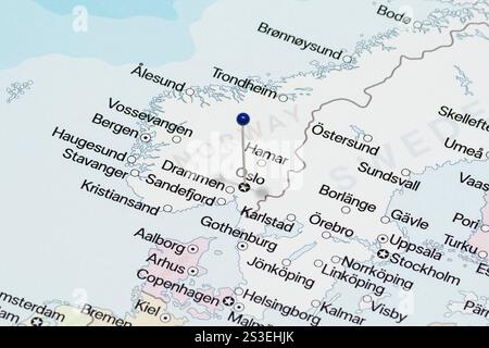 Foto macro di un ago di punta blu nella mappa politica della città di Oslo in Norvegia Foto Stock