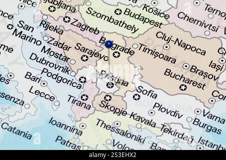 Foto macro di un ago di spillo blu nella mappa politica della città di Pristina del Kosovo Foto Stock