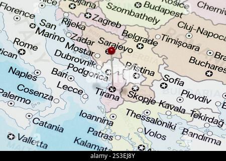 Foto macro di un ago rosso nella città di Tirana in Albania mappa politica Foto Stock