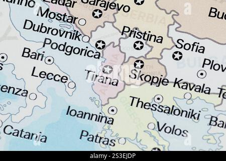 Primo piano su una mappa politica albanese con le principali città e frontiere nazionali Foto Stock