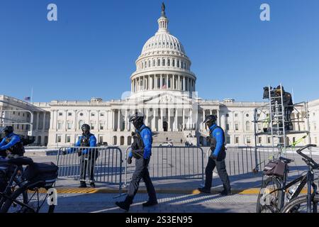 La polizia del Campidoglio e la sicurezza aggiuntiva sono visti come il defunto presidente Jimmy Carter parte dal Campidoglio lungo il tragitto verso la Cattedrale Nazionale per un servizio funebre, a Washington DC, giovedì 10 gennaio 2025. (Foto di Aaron Schwartz/Sipa USA) Foto Stock