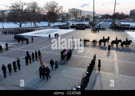 La bara dell'ex presidente degli Stati Uniti Jimmy Carter è trasportata da una squadra di portatori di un corpo di servizi congiunto nel Campidoglio degli Stati Uniti a Washington, DC, USA, il 7 gennaio 2025. Carter, il 39° presidente degli Stati Uniti, morì all'età di 100 anni nella sua città natale di Plains, in Georgia, il 29 dicembre 2024. Credito: Shawn Thew/Pool via CNP /MediaPunch Foto Stock