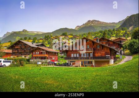 Cottage tradizionali nel villaggio di Grindelwald, Alpi svizzere, Svizzera Foto Stock