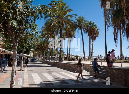 Sitges, ultimi giorni d'estate, Paseo Marítimo, Costa del Garraf, Barcellona, Spagna Foto Stock