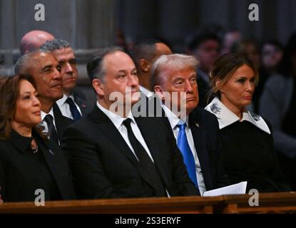 Washington, Stati Uniti. 9 gennaio 2025. Il vicepresidente Kamala Harris, il secondo gentiluomo Doug Emhoff, l'ex presidente Barak Obama, il presidente eletto Donald Trump e sua moglie Melania partecipano ai funerali di stato per l'ex presidente Jimmy Carter presso la National Cathedral di Washington DC giovedì 9 gennaio 2025. Foto della piscina di Ricky Carioti/UPI credito: UPI/Alamy Live News Foto Stock