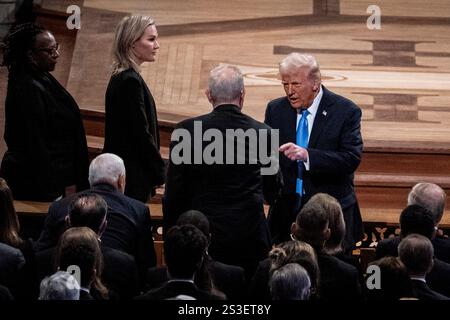 Washington, Stati Uniti. 9 gennaio 2025. Il presidente eletto Donald Trump stringe la mano all'ex vicepresidente al Gore, mentre arriva per i funerali di stato per l'ex presidente Jimmy Carter nella Cattedrale Nazionale di Washington DC giovedì 9 gennaio 2025. Foto della piscina di Haiyun Jiang/UPI credito: UPI/Alamy Live News Foto Stock