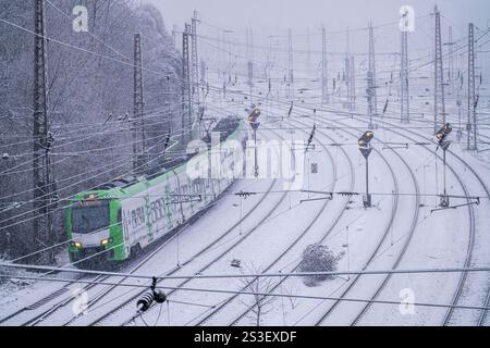 Clima invernale, forti nevicate, binari di fronte alla stazione centrale di Essen, treno S-Bahn, Renania settentrionale-Vestfalia, Germania Foto Stock
