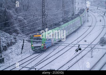 Clima invernale, forti nevicate, binari di fronte alla stazione centrale di Essen, treno S-Bahn, Renania settentrionale-Vestfalia, Germania Foto Stock