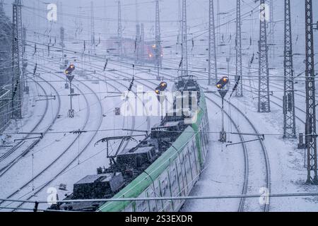 Clima invernale, forti nevicate, binari di fronte alla stazione centrale di Essen, treno S-Bahn, Renania settentrionale-Vestfalia, Germania Foto Stock