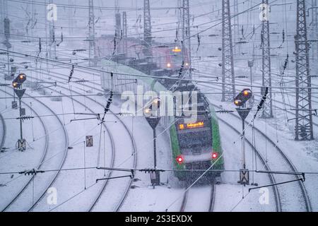 Clima invernale, forti nevicate, binari di fronte alla stazione centrale di Essen, treno S-Bahn, Renania settentrionale-Vestfalia, Germania Foto Stock