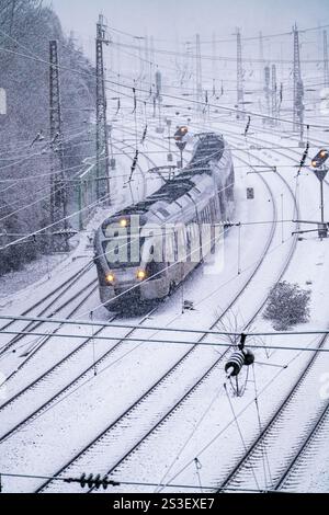 Clima invernale, forti nevicate, binari di fronte alla stazione centrale di Essen, treno S-Bahn, Renania settentrionale-Vestfalia, Germania Foto Stock