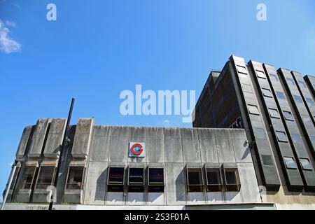 Edificio in cemento del dopoguerra sulla High Street di Birmingham Foto Stock