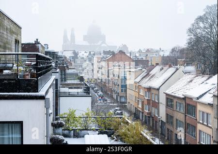 Terrazze e tetti ricoperti di neve in Avenue Paul De Merten inJette, Bruxelles, regione capitale, 9 GENNAIO 2025 Foto Stock