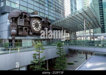 NTV Big Clock alla Nittele Tower di Tokyo, Giappone. Si tratta di un grande orologio e scultura progettati da Hayao Miyazaki, installati fuori dalla Nittele Tower. Foto Stock