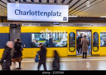 Stadtbahn Haltestelle Charlottenplatz, Stuttgarter Straßenbahnen AG, SSB. // 20.12.2024: Stoccarda, Baden-Württemberg, Germania, Europa *** Charlot Foto Stock