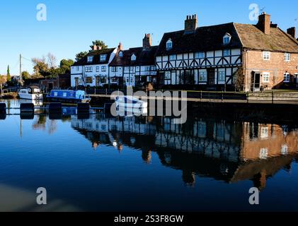Il fiume Avon e St Mary's Rd, inclusi i Mill Bank Cottages a Tewkesbury, Glos. Questa zona è soggetta a inondazioni dal fiume Foto Stock