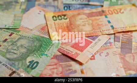 Banconote sudafricane con nelson mandela, vari tagli di rands che creano un colorato sfondo valutario. Foto Stock
