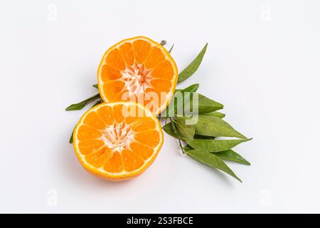 Taglia il mandarino fresco con ramoscello verde su sfondo bianco. Primo piano. Foto Stock