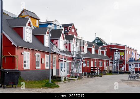 Case rosse, ex cantieri navali, nell'area del vecchio porto coloniale, che ospita anche Nuutoqaq, il Nuuk Lokalmuseum. Nuuk, Groenlandia, Danimarca, Foto Stock