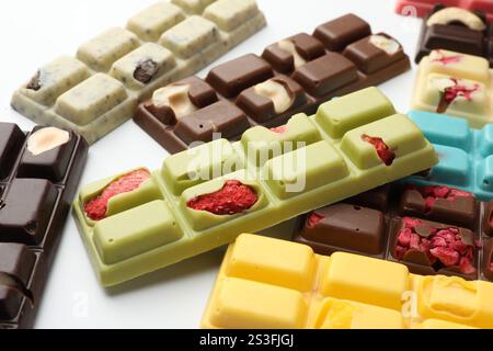 Diverse gustose tavolette di cioccolato su sfondo bianco, primo piano Foto Stock