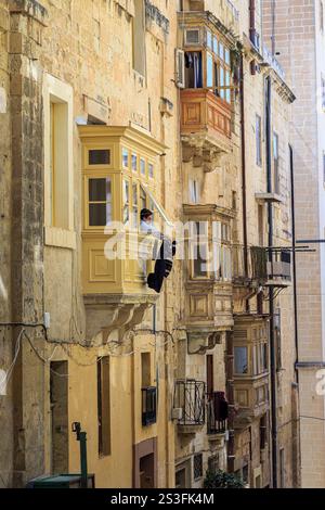 Lavare e asciugare dal balcone, la Valletta, Malta Foto Stock
